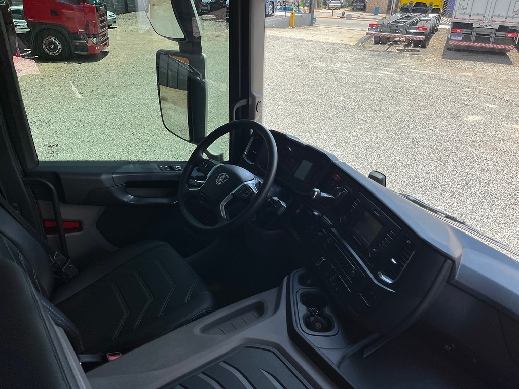 Caminhão SCANIA P360 Chassis ANO 2021 de Siqueira Caminhões em São Paulo