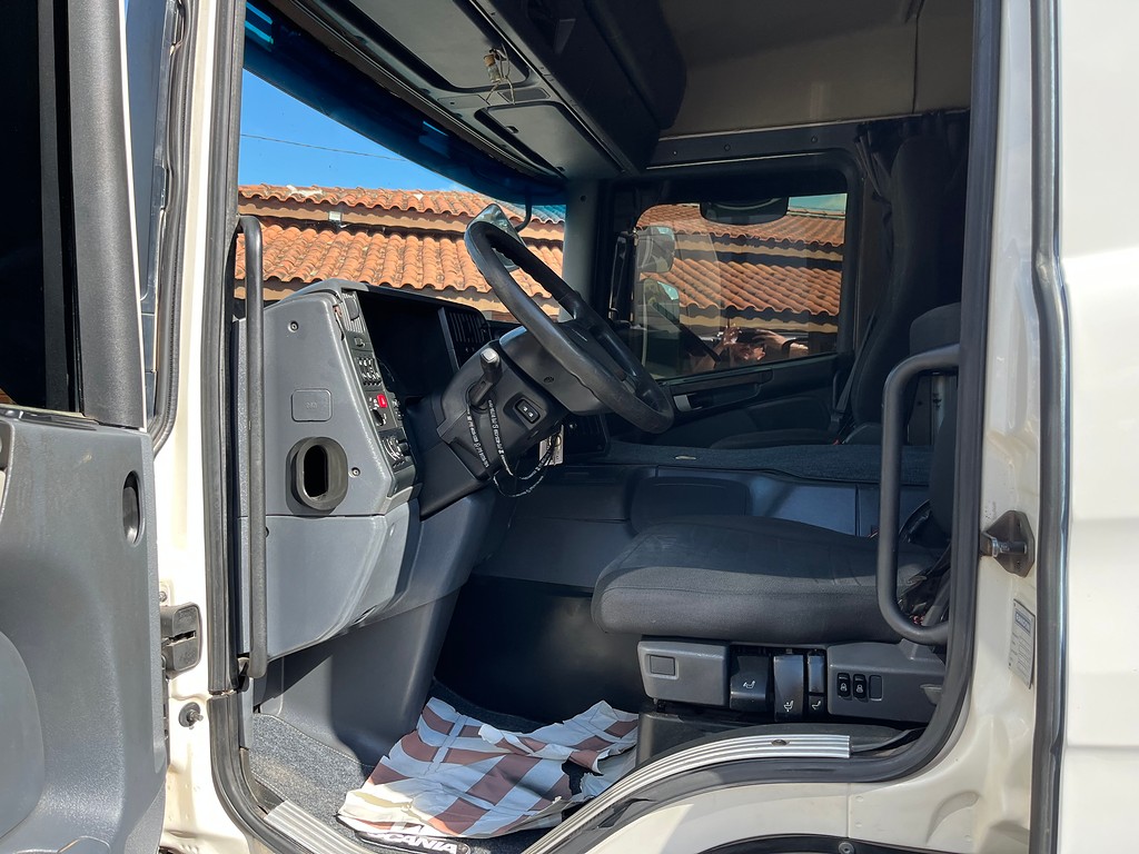 Caminhão SCANIA P310 Baú Furgão ANO 2014 de Siqueira Caminhões em São Paulo