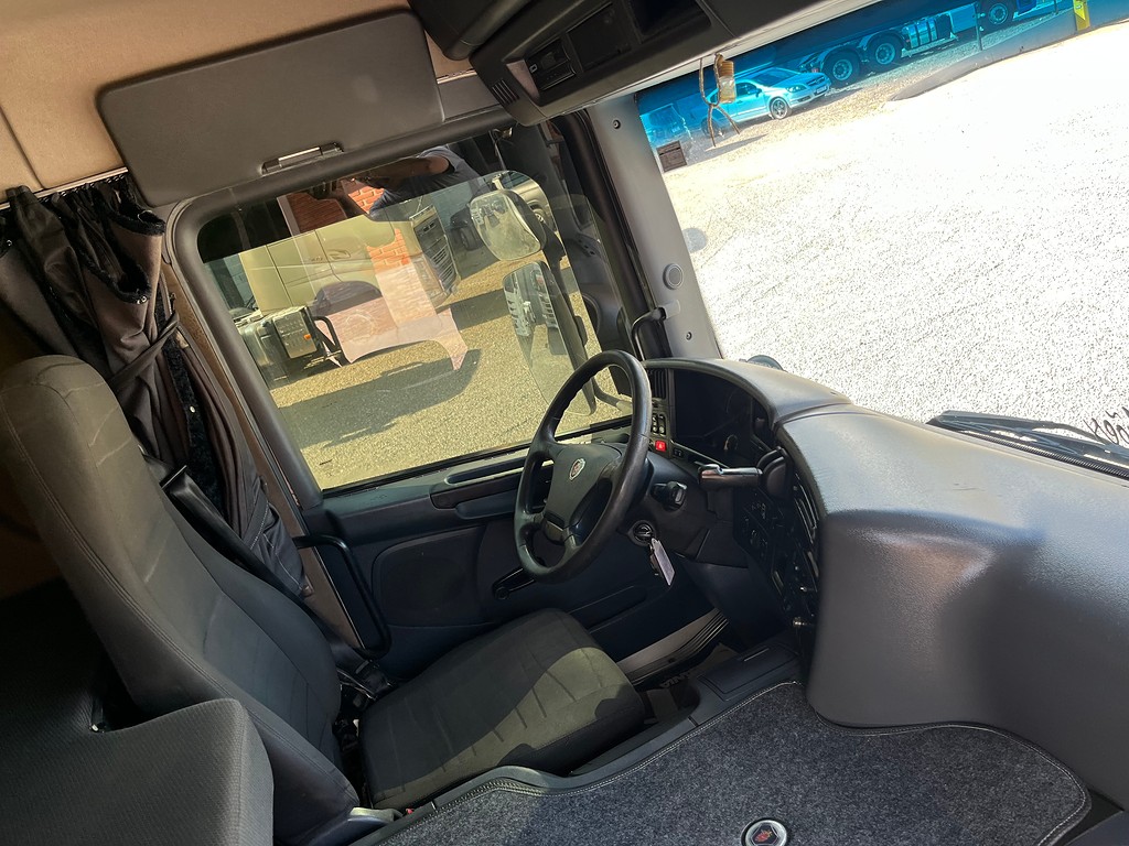 Caminhão SCANIA P310 Baú Furgão ANO 2014 de Siqueira Caminhões em São Paulo