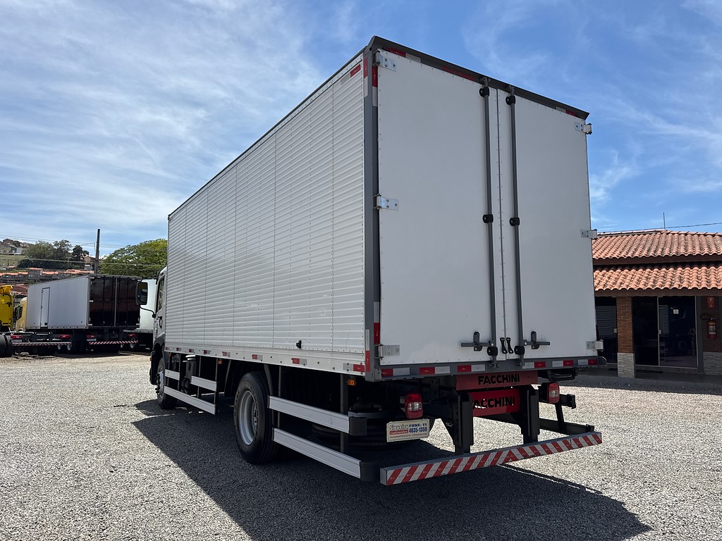 Caminhão VOLKSWAGEN VW 17230 Baú Furgão ANO 2023 de Siqueira Caminhões em São Paulo