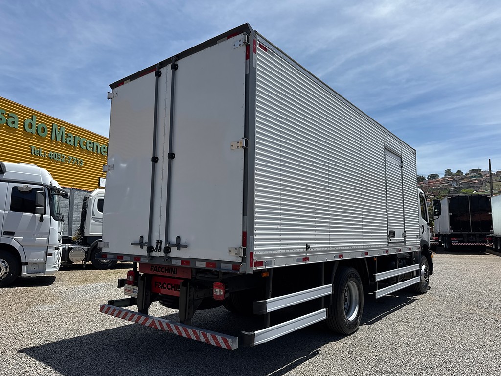 Caminhão VOLKSWAGEN VW 17230 Baú Furgão ANO 2023 de Siqueira Caminhões em São Paulo