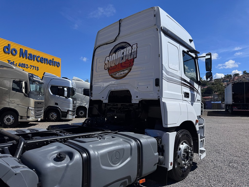 Caminhão MERCEDES BENZ MB 2544 Cavalo Mecânico ANO 2019 de Siqueira Caminhões em São Paulo