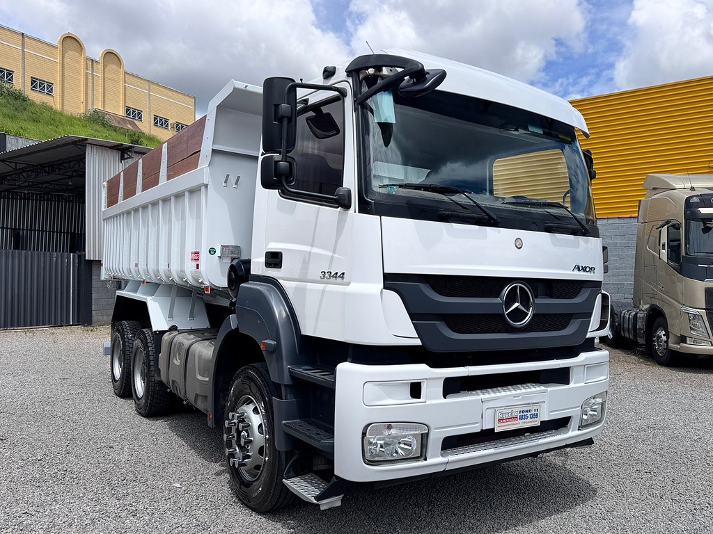 Caminhão MERCEDES BENZ MB 3344 Caçamba Basculante ANO 2017 de Siqueira Caminhões em São Paulo