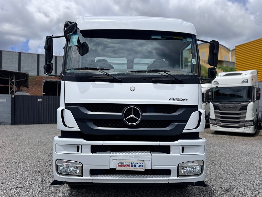 Caminhão MERCEDES BENZ MB 3344 Caçamba Basculante ANO 2017 de Siqueira Caminhões em São Paulo