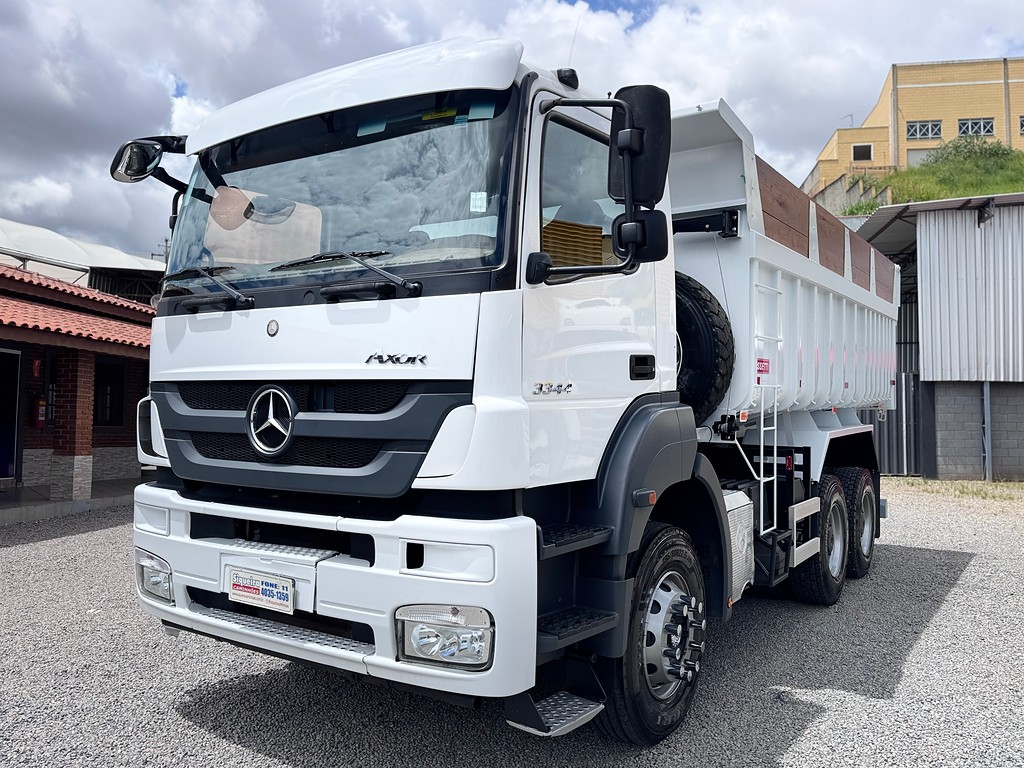 Caminhão MERCEDES BENZ MB 3344 Caçamba Basculante ANO 2017 de Siqueira Caminhões em São Paulo