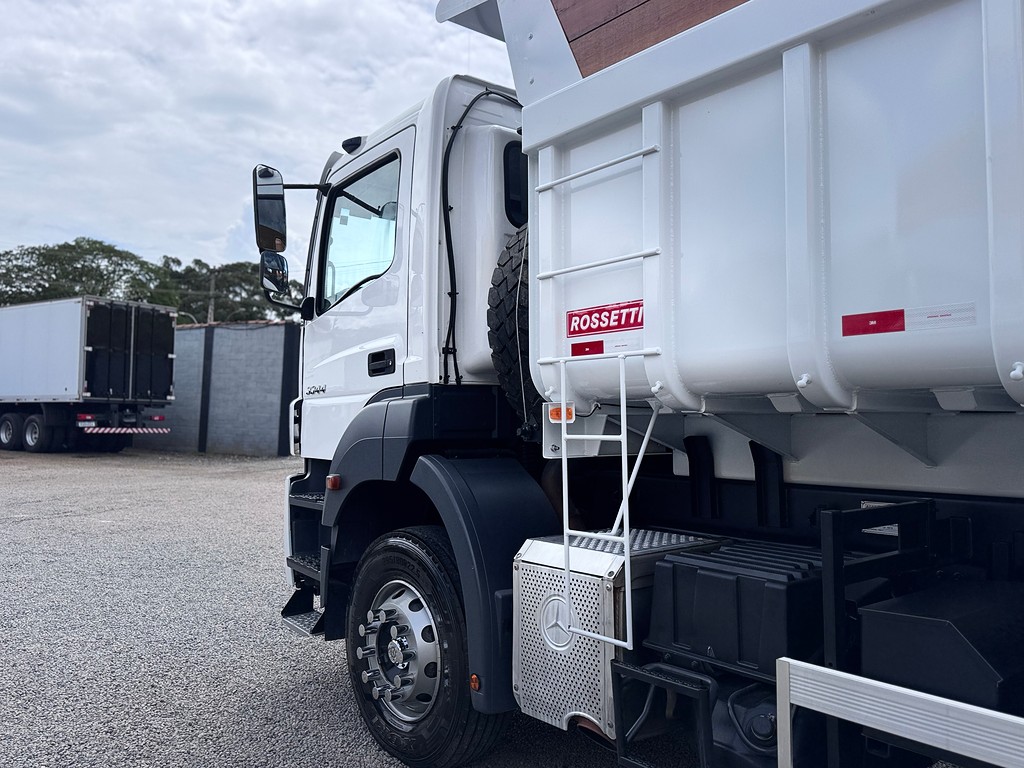 Caminhão MERCEDES BENZ MB 3344 Caçamba Basculante ANO 2017 de Siqueira Caminhões em São Paulo