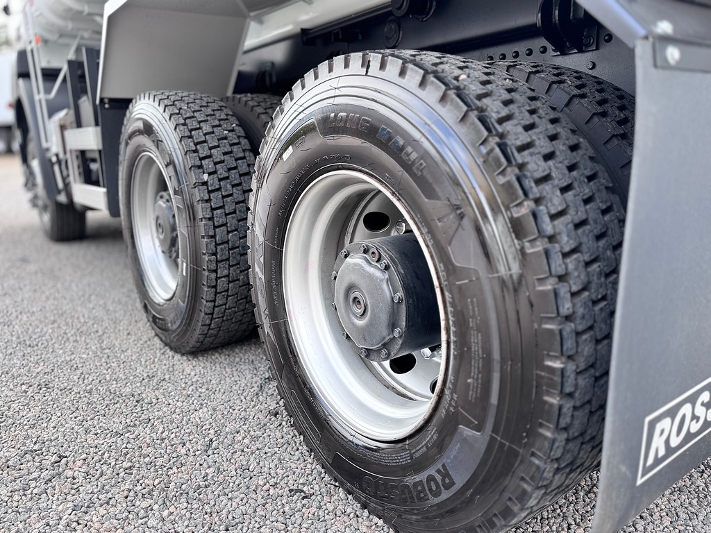 Caminhão MERCEDES BENZ MB 3344 Caçamba Basculante ANO 2017 de Siqueira Caminhões em São Paulo