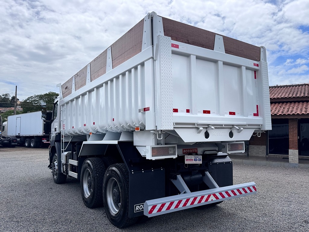 Caminhão MERCEDES BENZ MB 3344 Caçamba Basculante ANO 2017 de Siqueira Caminhões em São Paulo