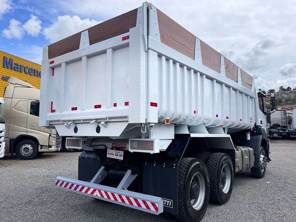Caminhão MERCEDES BENZ MB 3344 Caçamba Basculante ANO 2017 de Siqueira Caminhões em São Paulo