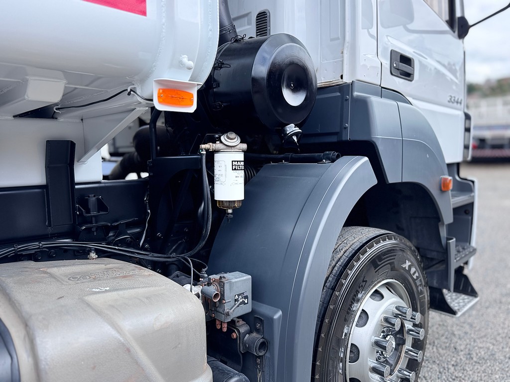 Caminhão MERCEDES BENZ MB 3344 Caçamba Basculante ANO 2017 de Siqueira Caminhões em São Paulo