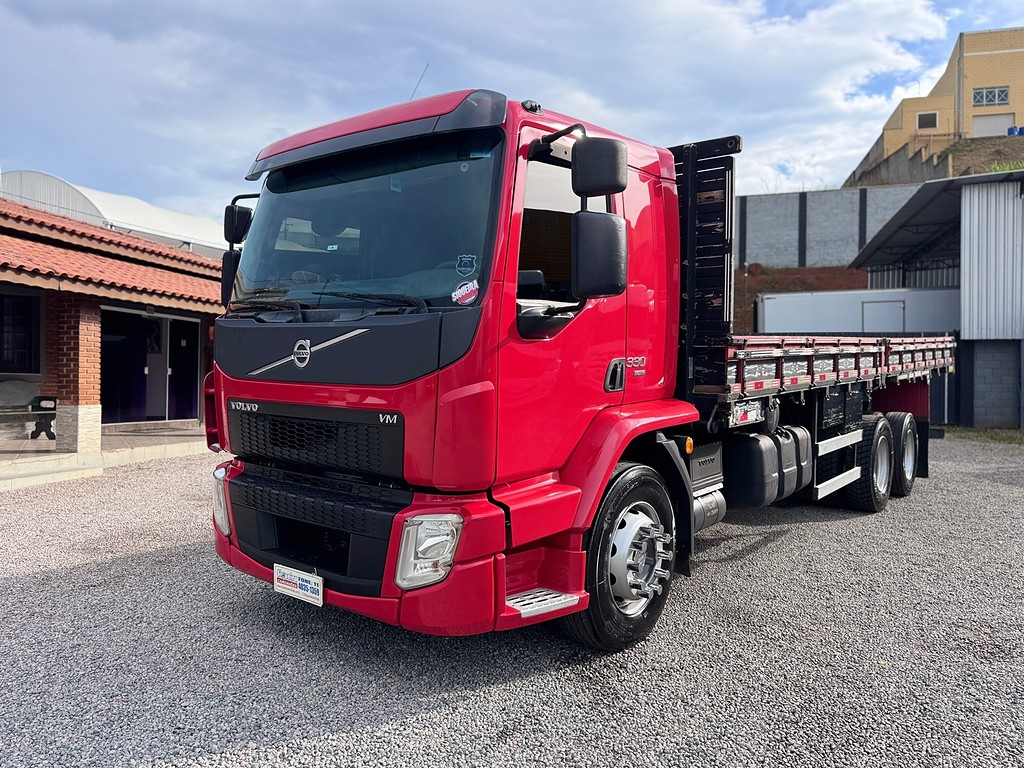 Caminhão VOLVO VM 330 Carga Seca ANO 2022 de Siqueira Caminhões em São Paulo