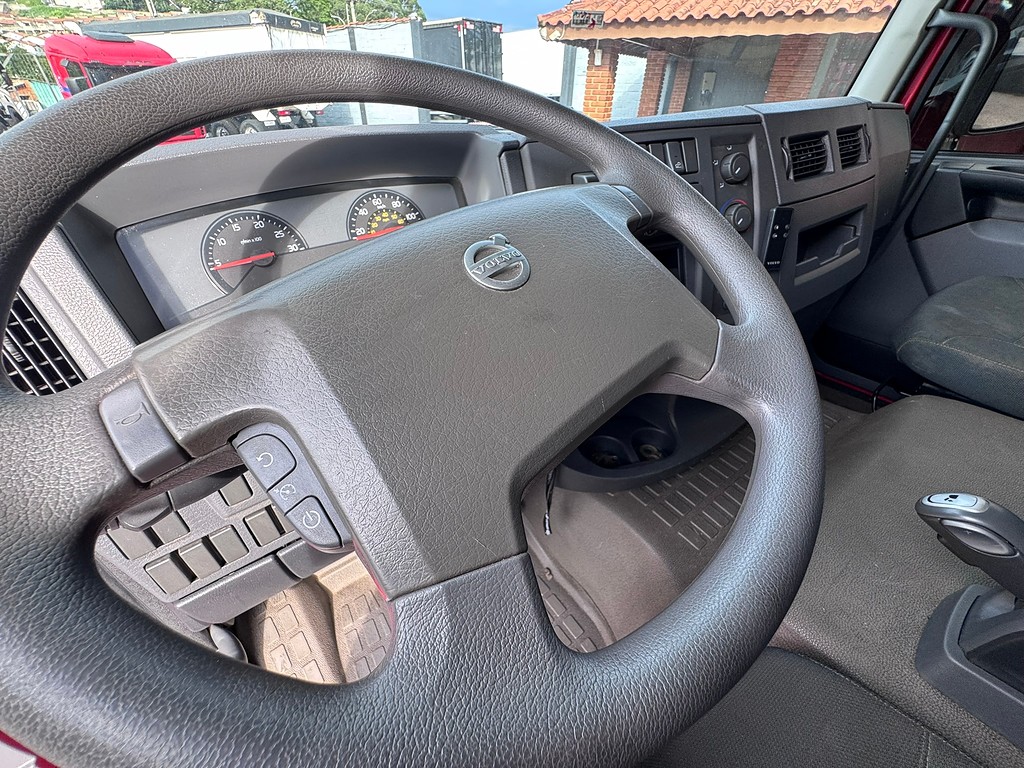 Caminhão VOLVO VM 330 Carga Seca ANO 2022 de Siqueira Caminhões em São Paulo