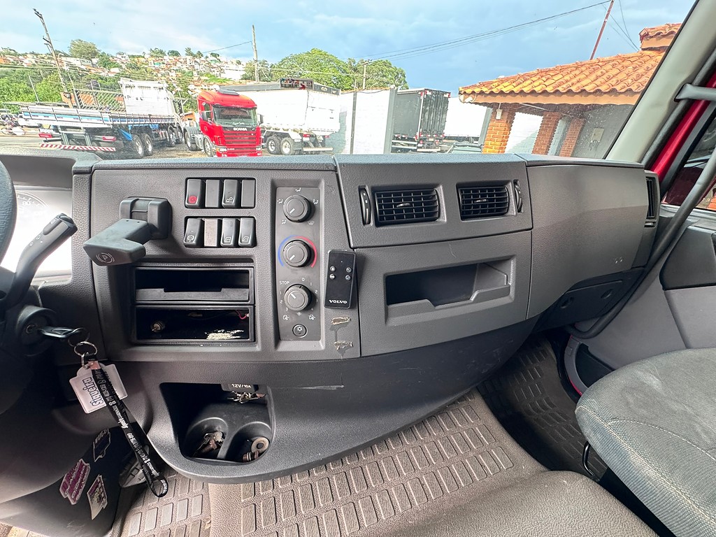 Caminhão VOLVO VM 330 Carga Seca ANO 2022 de Siqueira Caminhões em São Paulo