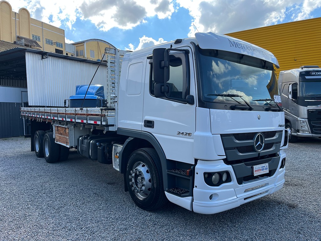 Caminhão MERCEDES BENZ MB 2426 Carga Seca ANO 2016 de Siqueira Caminhões em São Paulo