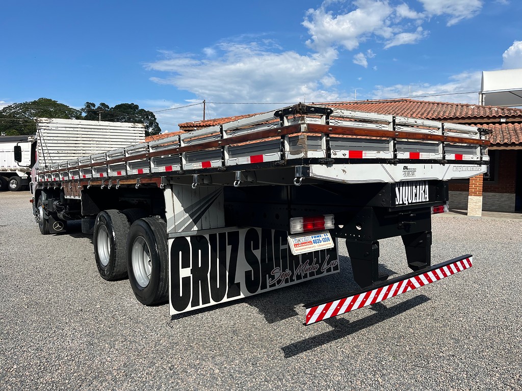 Caminhão MERCEDES BENZ MB 2426 Carga Seca ANO 2016 de Siqueira Caminhões em São Paulo