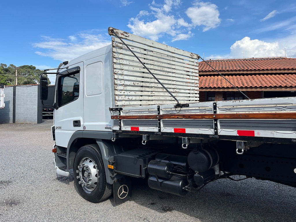 Caminhão MERCEDES BENZ MB 2426 Carga Seca ANO 2016 de Siqueira Caminhões em São Paulo