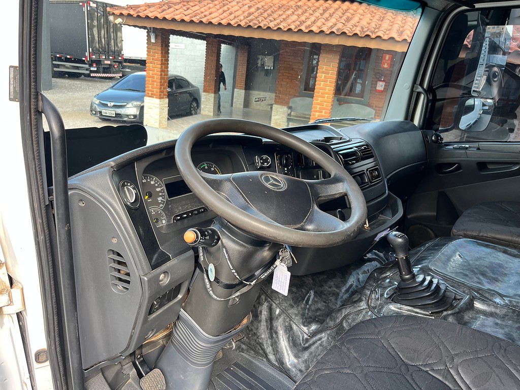 Caminhão MERCEDES BENZ MB 2426 Carga Seca ANO 2016 de Siqueira Caminhões em São Paulo