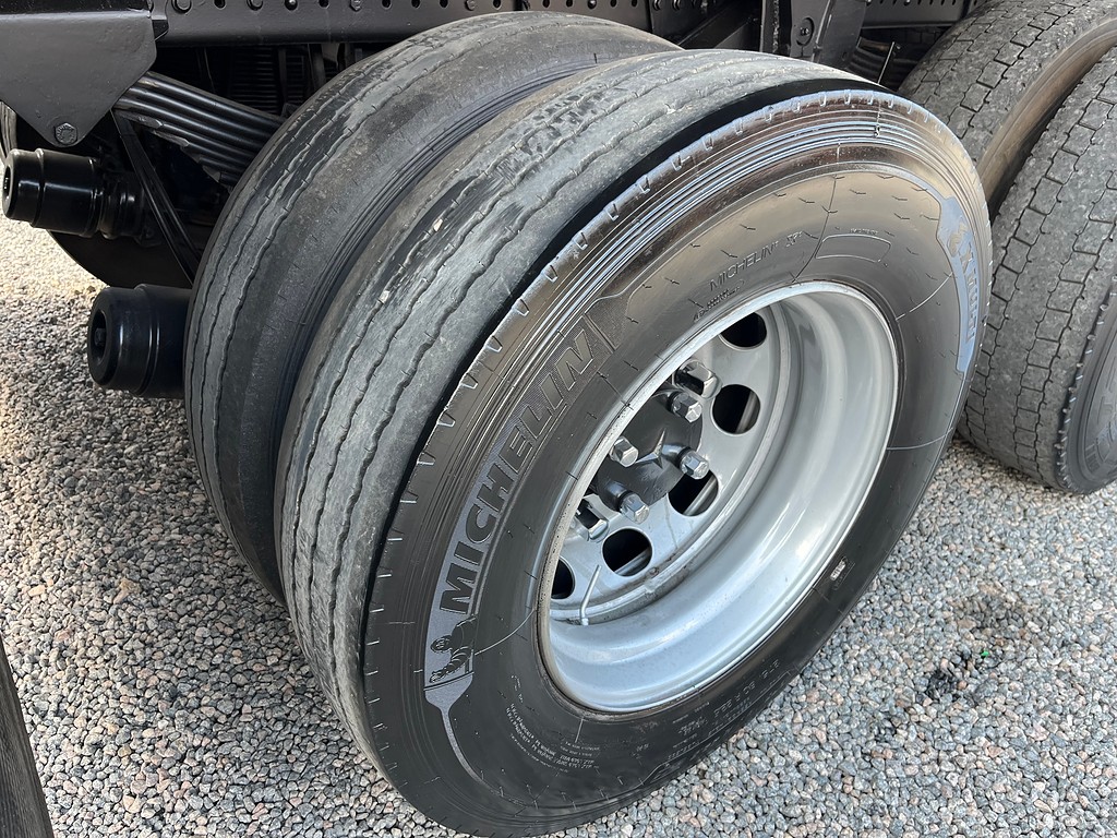 Caminhão MERCEDES BENZ MB 2426 Carga Seca ANO 2016 de Siqueira Caminhões em São Paulo