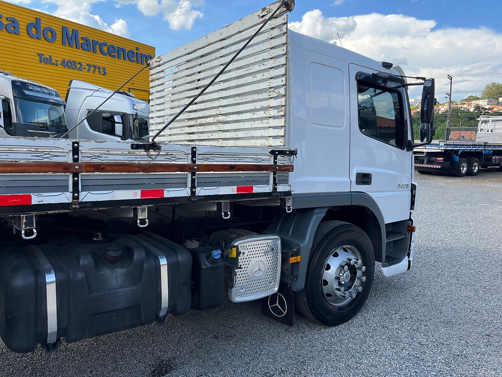Caminhão MERCEDES BENZ MB 2426 Carga Seca ANO 2016 de Siqueira Caminhões em São Paulo