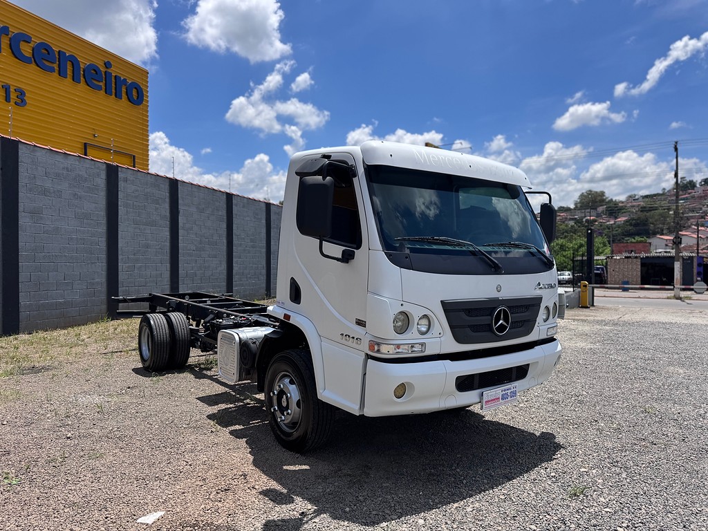 Caminhão MERCEDES BENZ MB 1016 Chassis ANO 2018 de Siqueira Caminhões em São Paulo