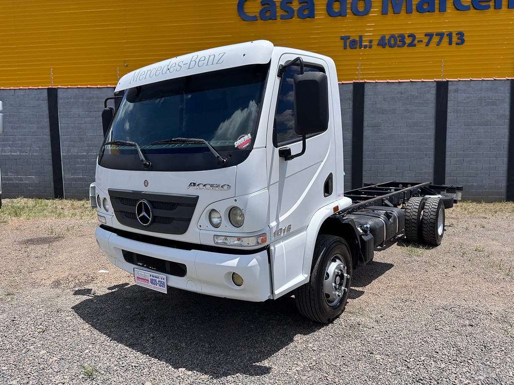 Caminhão MERCEDES BENZ MB 1016 Chassis ANO 2018 de Siqueira Caminhões em São Paulo