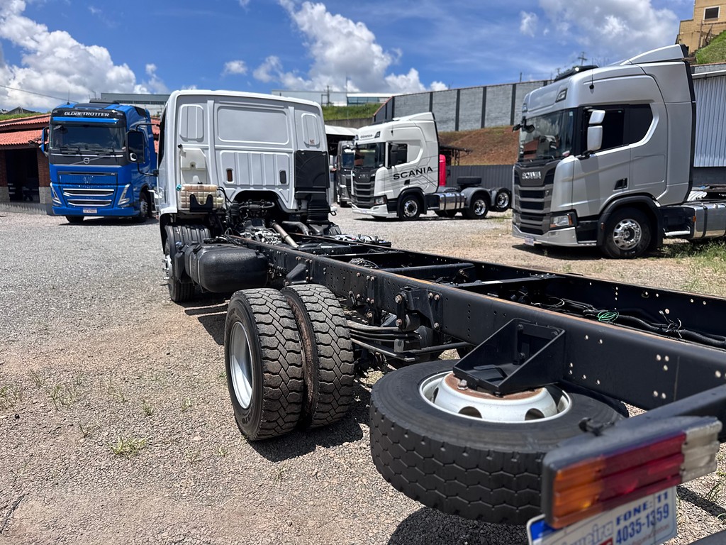 Caminhão MERCEDES BENZ MB 1016 Chassis ANO 2018 de Siqueira Caminhões em São Paulo