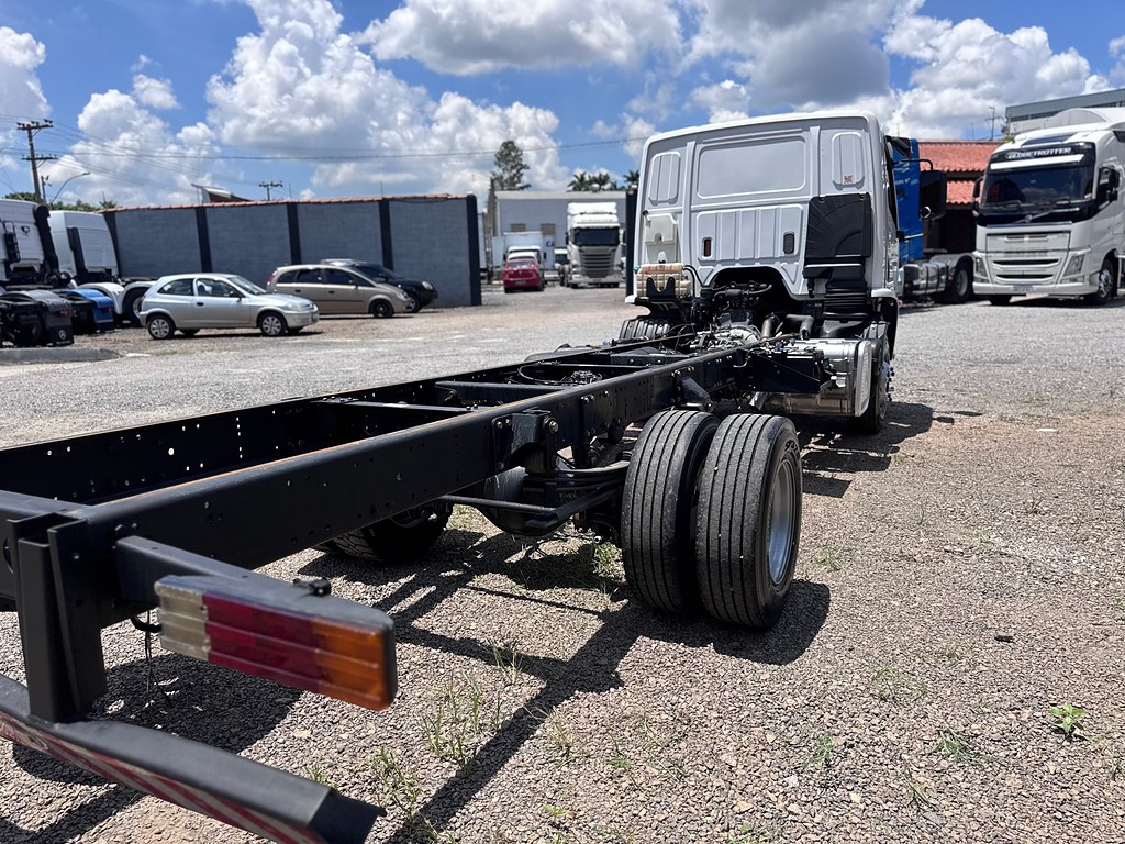 Caminhão MERCEDES BENZ MB 1016 Chassis ANO 2018 de Siqueira Caminhões em São Paulo