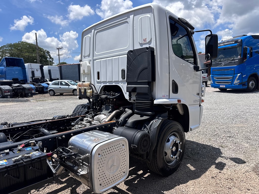 Caminhão MERCEDES BENZ MB 1016 Chassis ANO 2018 de Siqueira Caminhões em São Paulo