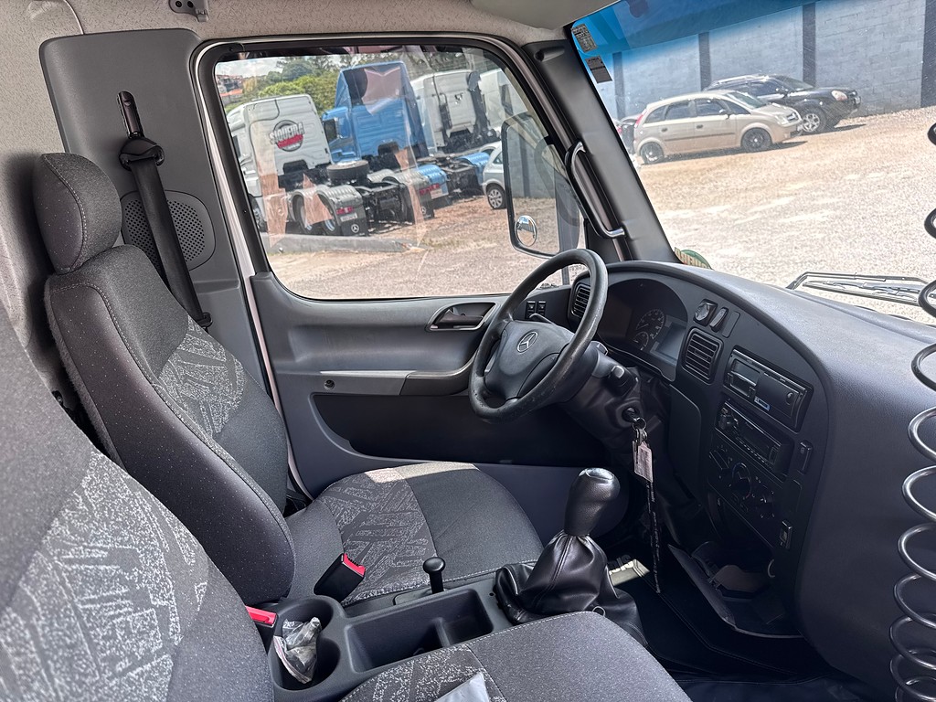 Caminhão MERCEDES BENZ MB 1016 Chassis ANO 2018 de Siqueira Caminhões em São Paulo