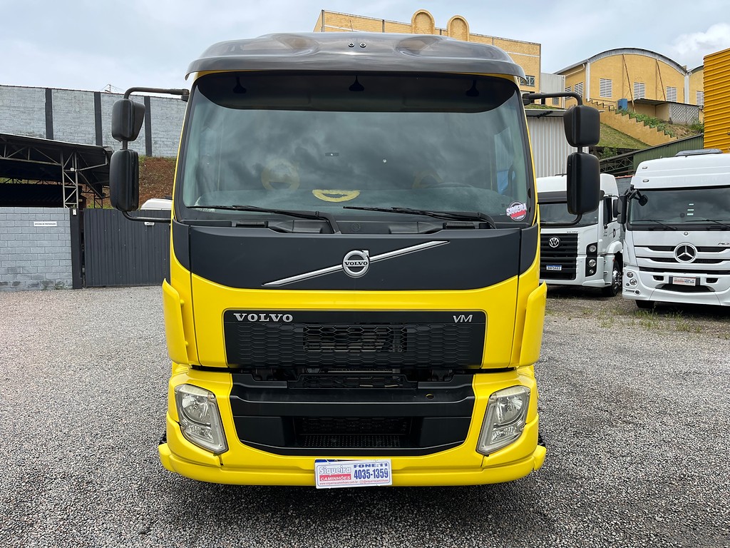 Caminhão VOLVO VM 270 Chassis ANO 2015 de Siqueira Caminhões em São Paulo
