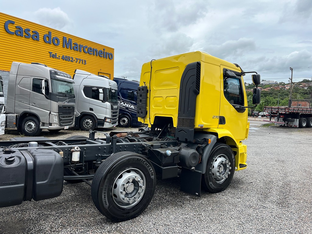 Caminhão VOLVO VM 270 Chassis ANO 2015 de Siqueira Caminhões em São Paulo