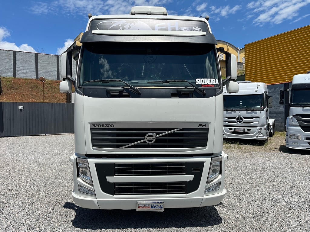 Caminhão VOLVO FH 460 Cavalo Mecânico ANO 2014 de Siqueira Caminhões em São Paulo