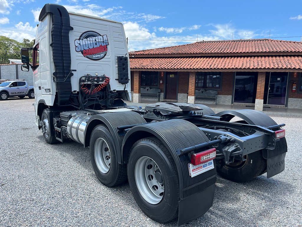 Caminhão VOLVO FH 460 Cavalo Mecânico ANO 2014 de Siqueira Caminhões em São Paulo