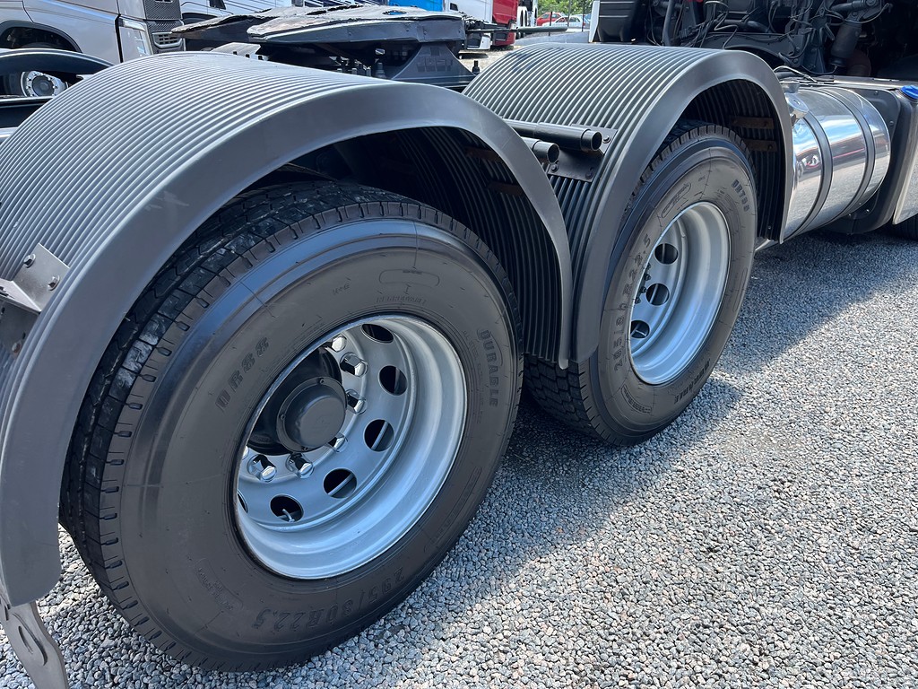 Caminhão VOLVO FH 460 Cavalo Mecânico ANO 2014 de Siqueira Caminhões em São Paulo