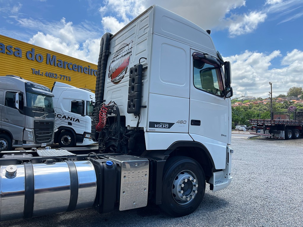 Caminhão VOLVO FH 460 Cavalo Mecânico ANO 2014 de Siqueira Caminhões em São Paulo