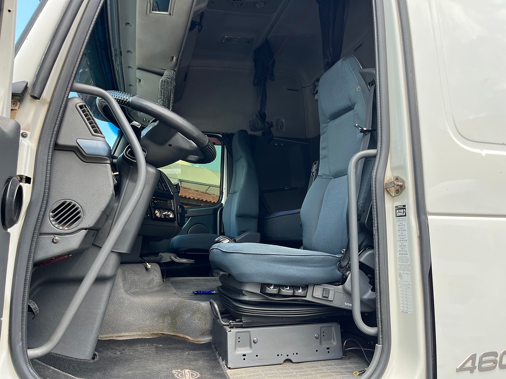 Caminhão VOLVO FH 460 Cavalo Mecânico ANO 2014 de Siqueira Caminhões em São Paulo