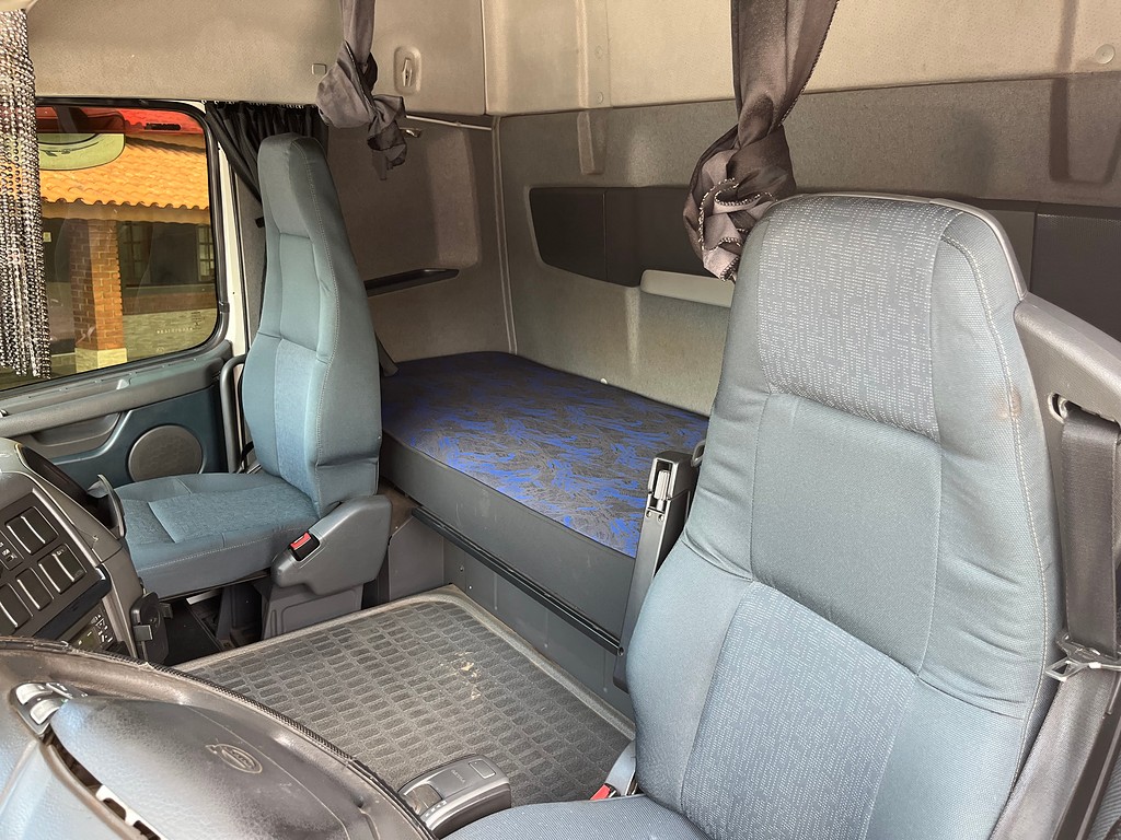 Caminhão VOLVO FH 460 Cavalo Mecânico ANO 2014 de Siqueira Caminhões em São Paulo