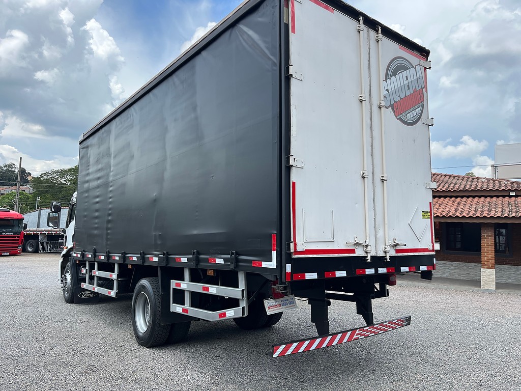 Caminhão FORD CARGO 1517 Baú Sider ANO 2012 de Siqueira Caminhões em São Paulo