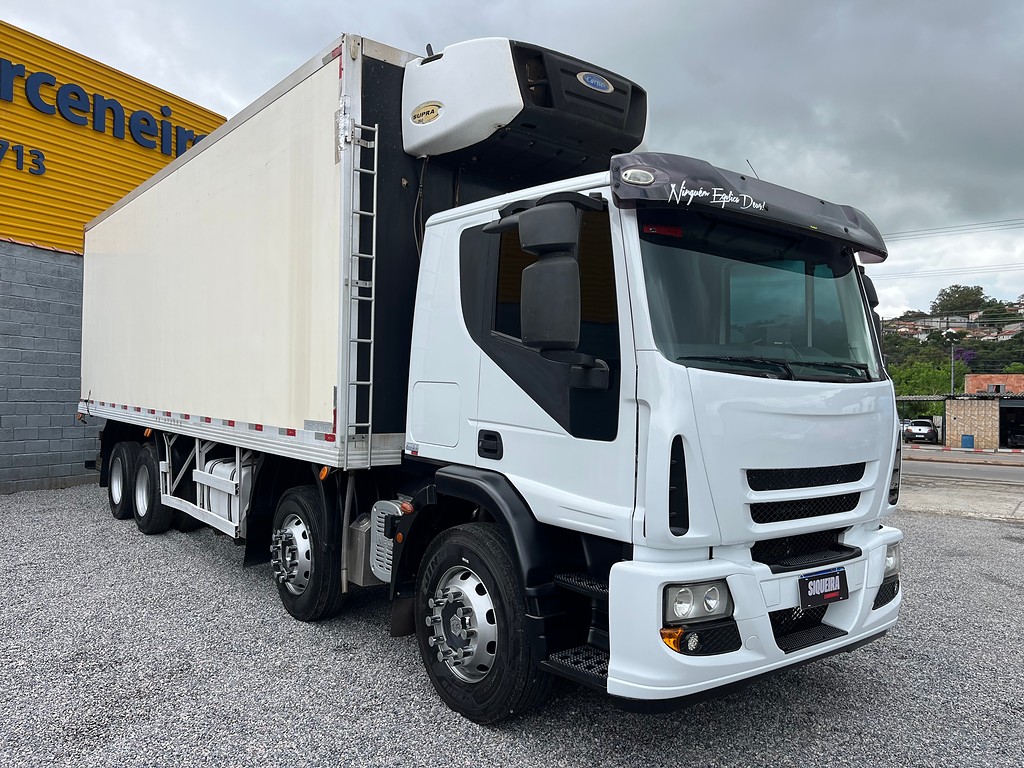 Caminhão IVECO TECTOR 240E28 Baú Refrigerado ANO 2014 de Siqueira Caminhões em São Paulo