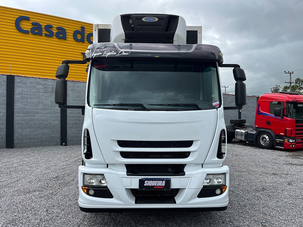 Caminhão IVECO TECTOR 240E28 Baú Refrigerado ANO 2014 de Siqueira Caminhões em São Paulo