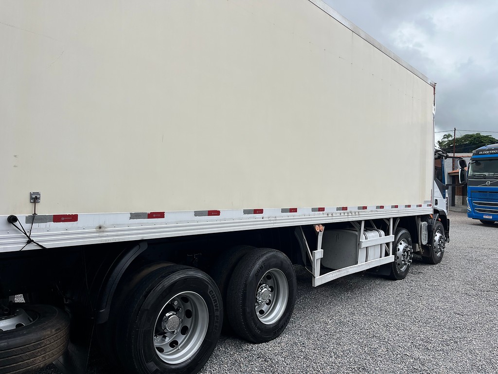 Caminhão IVECO TECTOR 240E28 Baú Refrigerado ANO 2014 de Siqueira Caminhões em São Paulo