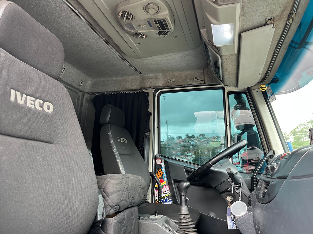 Caminhão IVECO TECTOR 240E28 Baú Refrigerado ANO 2014 de Siqueira Caminhões em São Paulo