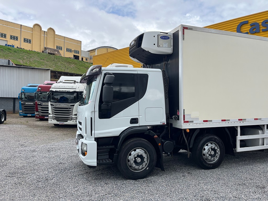 Caminhão IVECO TECTOR 240E28 Baú Refrigerado ANO 2014 de Siqueira Caminhões em São Paulo