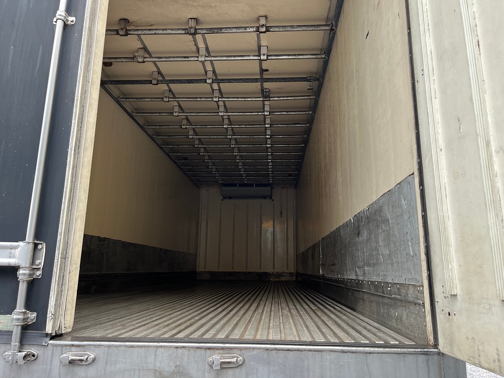 Caminhão IVECO TECTOR 240E28 Baú Refrigerado ANO 2014 de Siqueira Caminhões em São Paulo