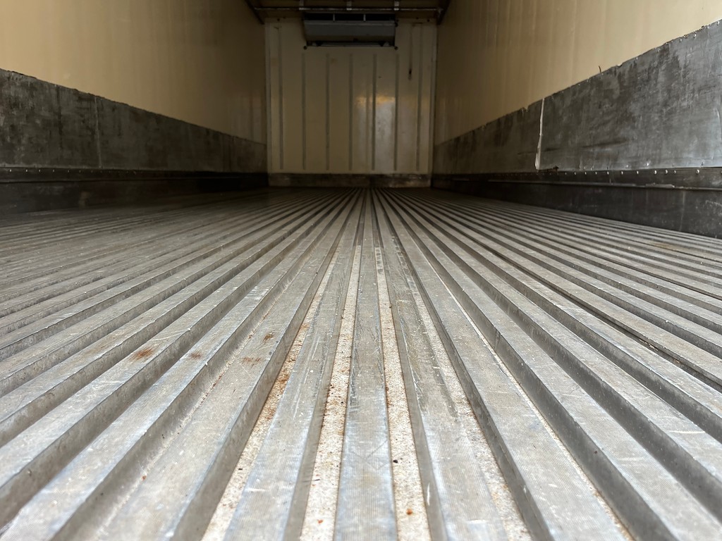 Caminhão IVECO TECTOR 240E28 Baú Refrigerado ANO 2014 de Siqueira Caminhões em São Paulo