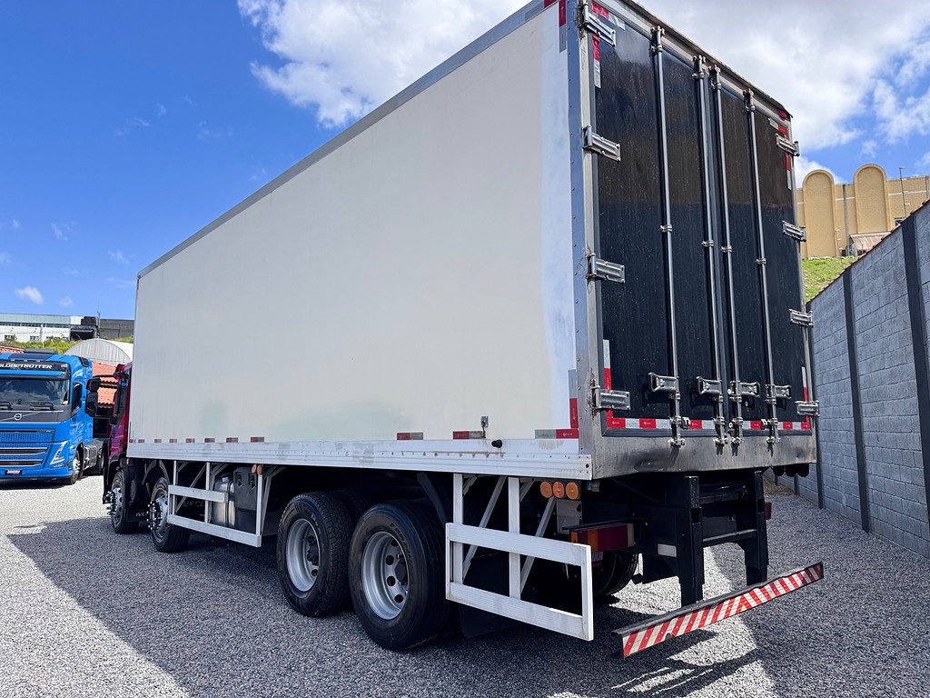 Caminhão IVECO TECTOR 240E28 Baú Frigorífico ANO 2014 de Siqueira Caminhões em São Paulo