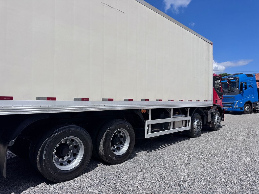 Caminhão IVECO TECTOR 240E28 Baú Frigorífico ANO 2014 de Siqueira Caminhões em São Paulo