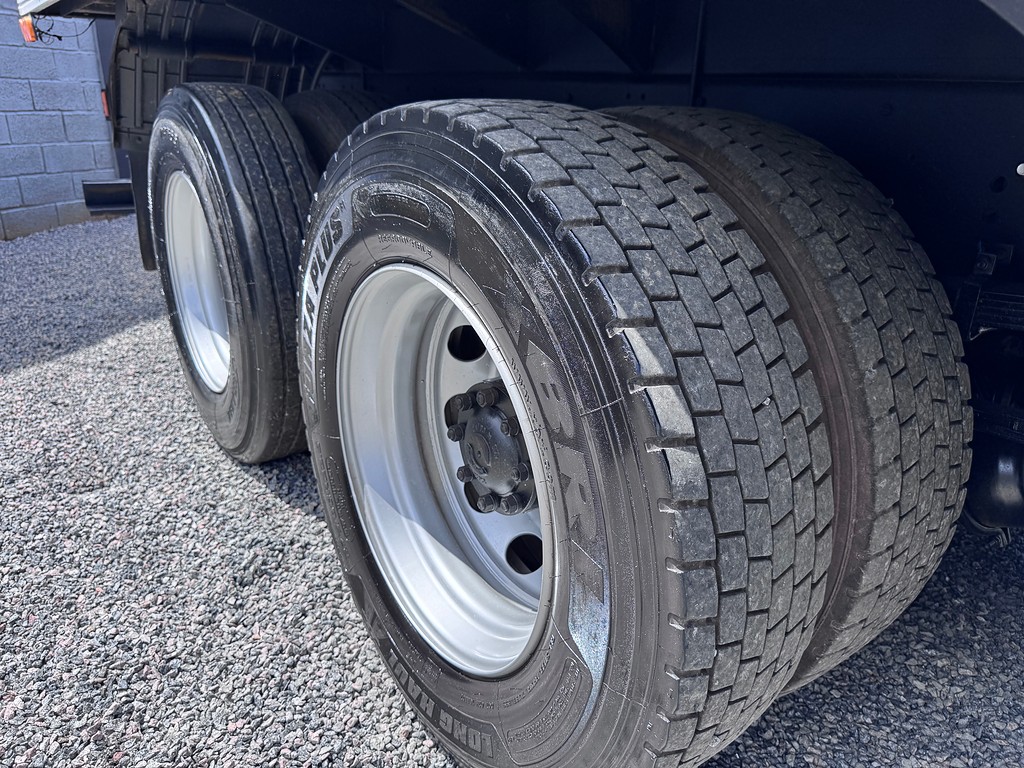 Caminhão IVECO TECTOR 240E28 Baú Frigorífico ANO 2014 de Siqueira Caminhões em São Paulo