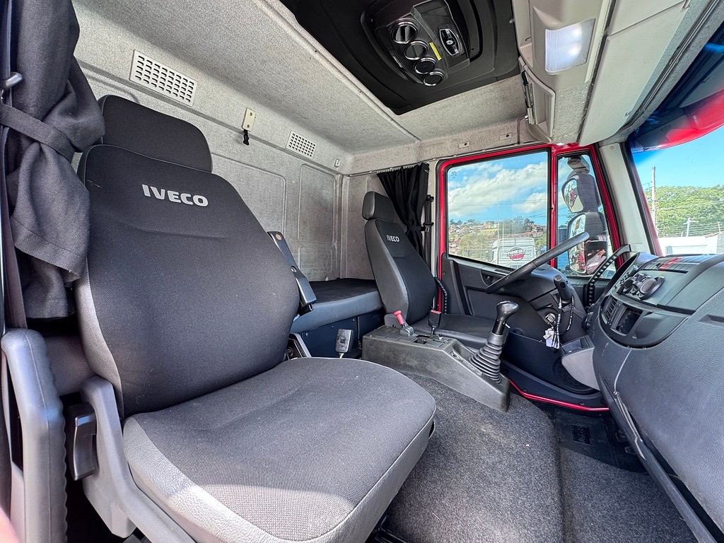 Caminhão IVECO TECTOR 240E28 Baú Frigorífico ANO 2014 de Siqueira Caminhões em São Paulo