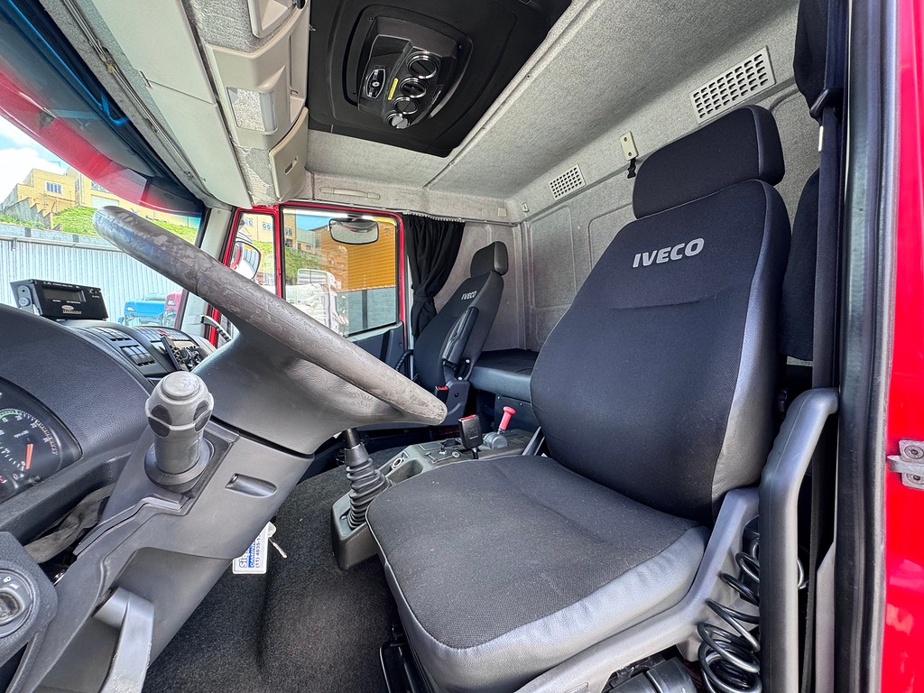 Caminhão IVECO TECTOR 240E28 Baú Frigorífico ANO 2014 de Siqueira Caminhões em São Paulo